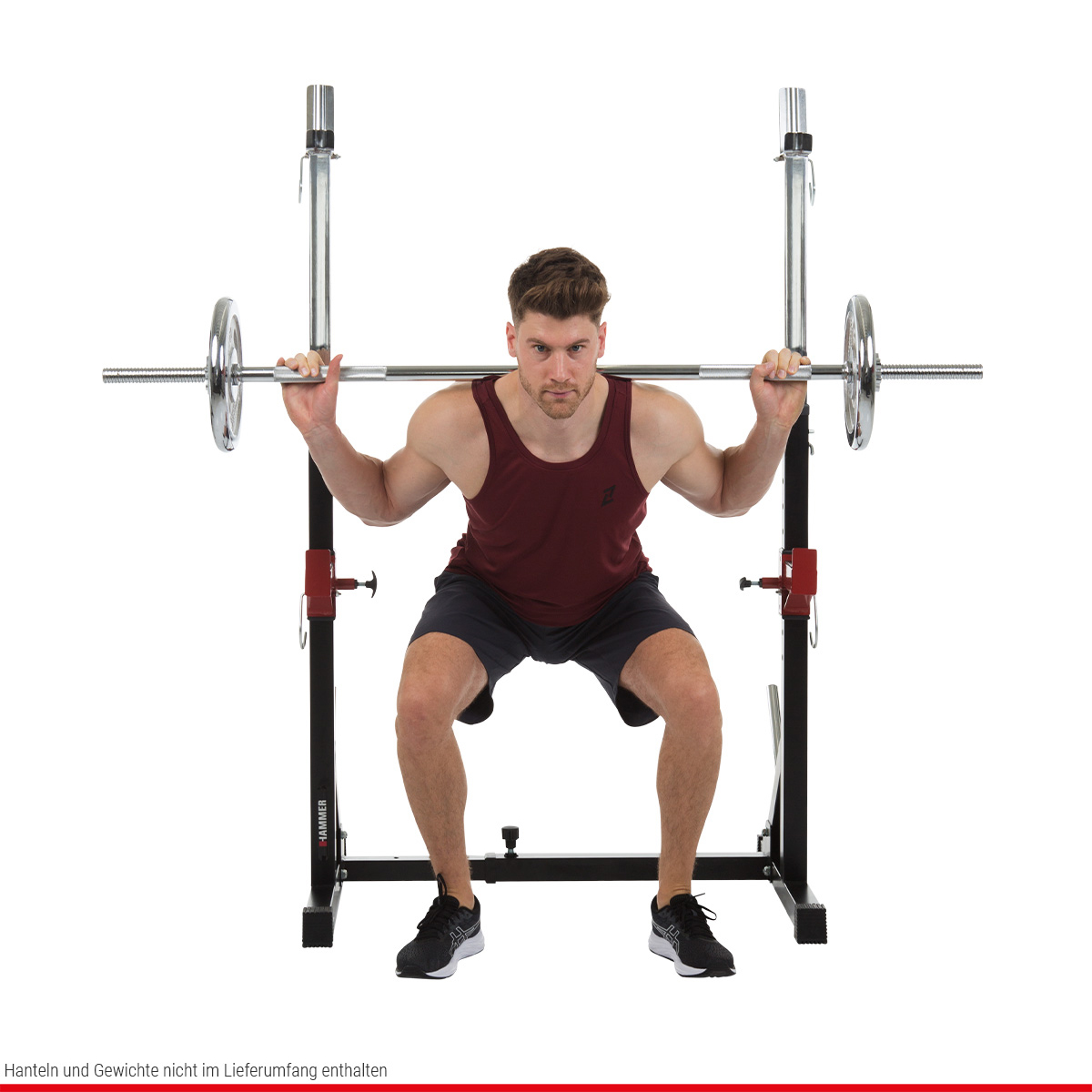 Ein Mann macht Kniebeugen mit einer Langhantel auf einem Squat-Rack vor weißem Hintergrund.