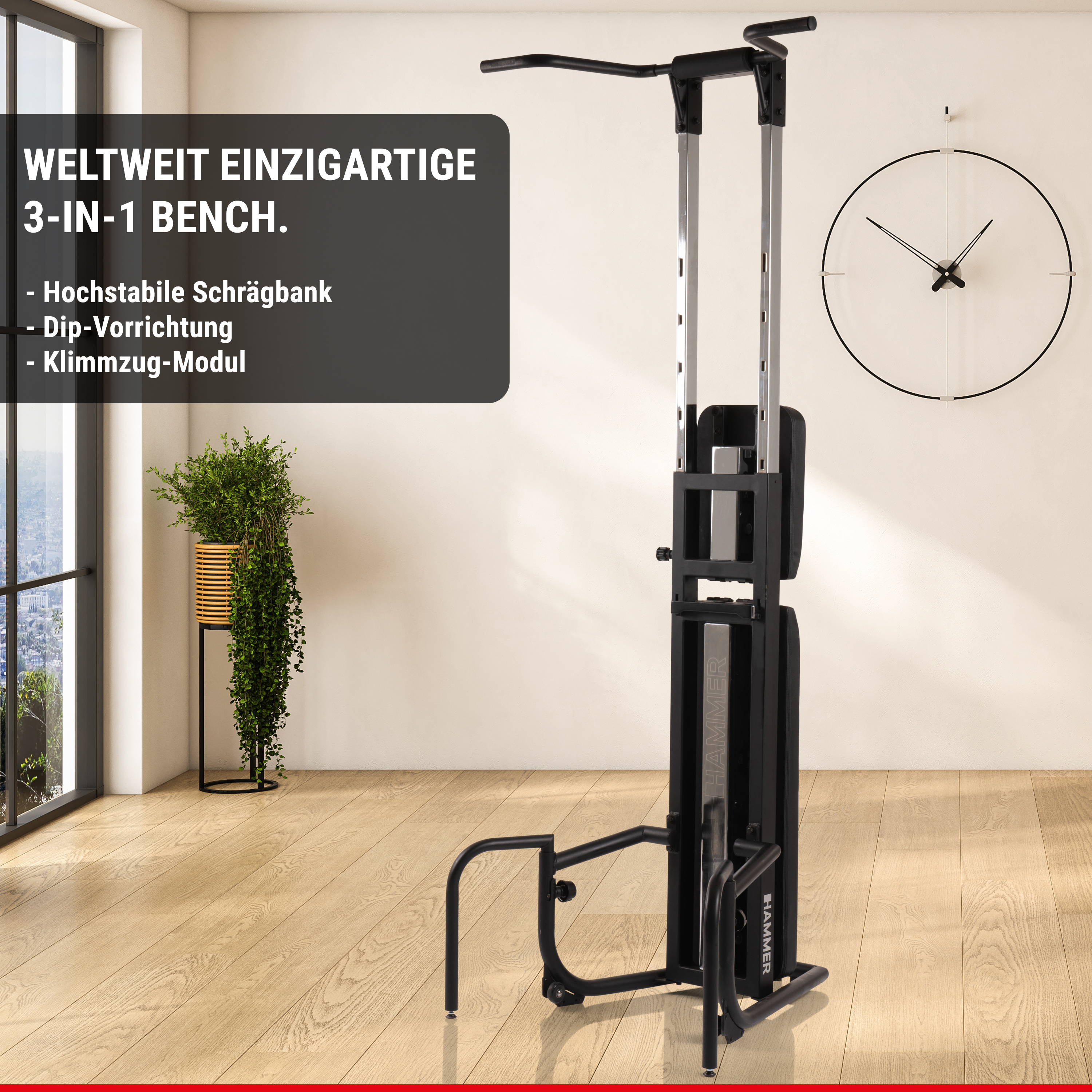 Schwarze 3-in-1-Fitnessbank mit Klimmzugstange im Raum mit Wanduhr, Pflanze und Holzboden.