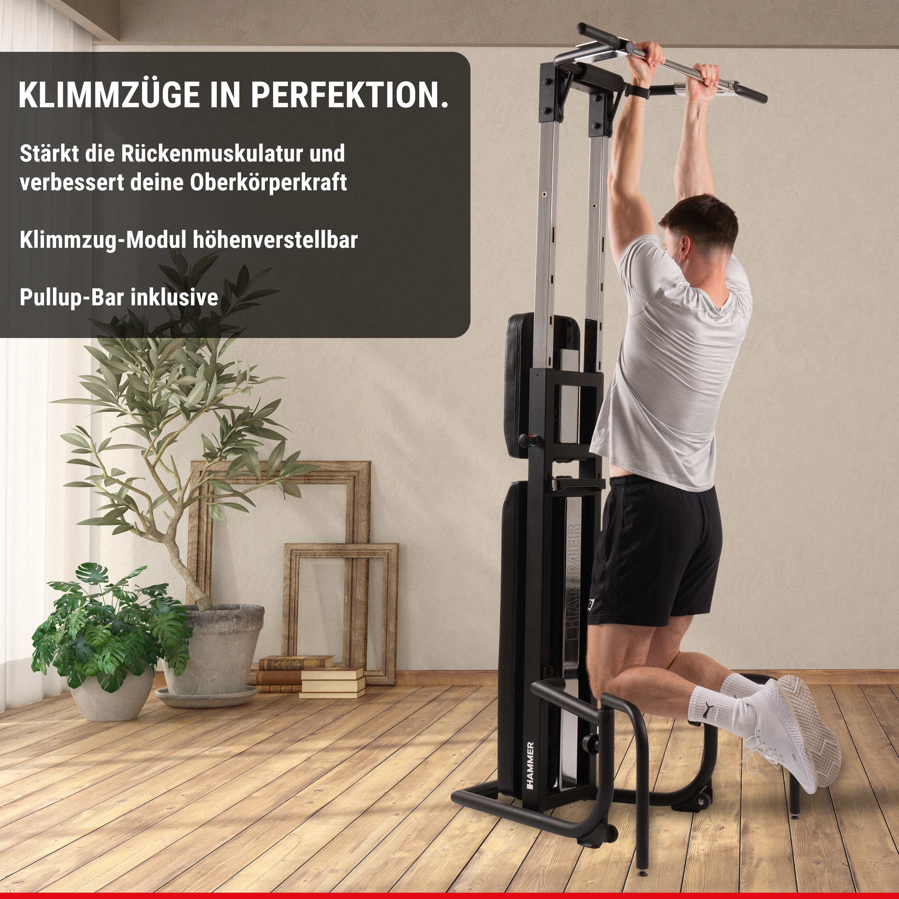 Ein Mann trainiert an einer Klimmzugstange in einem hellen Raum.