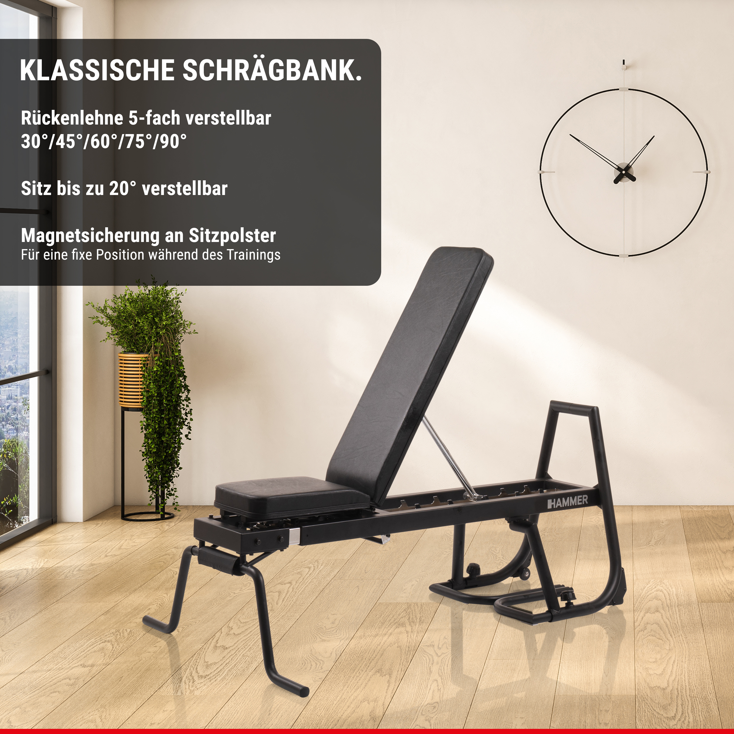 Eine schwarze, verstellbare Hantelbank auf Holzboden mit Pflanze und minimalistischer Wanduhr im Hintergrund.