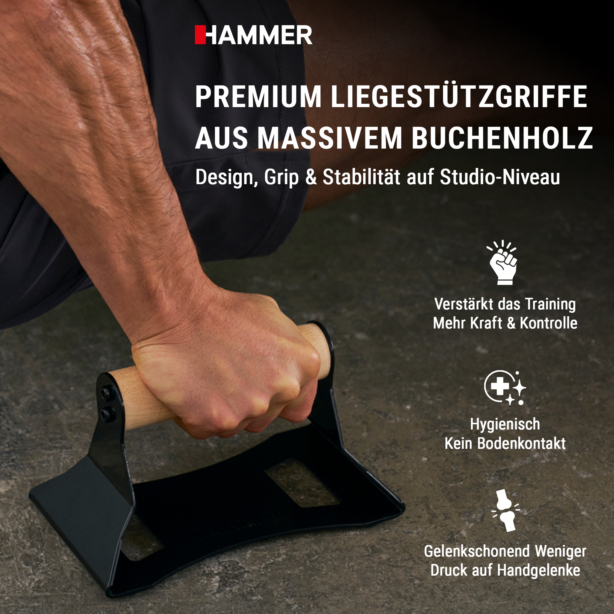 Person benutzt Liegestützgriffe aus Holz mit Metallständern auf dunklem Boden, mit Werbetext.