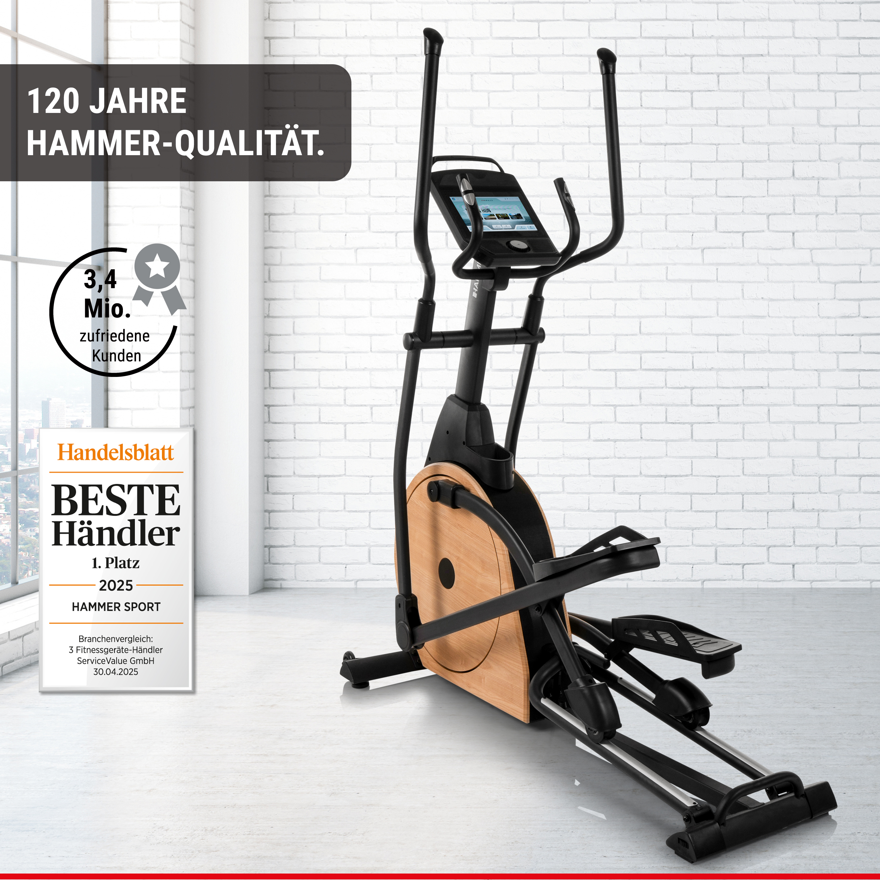 Ein schwarzer Crosstrainer mit Holzakzenten vor einer weißen Backsteinwand in einem hellen Raum.