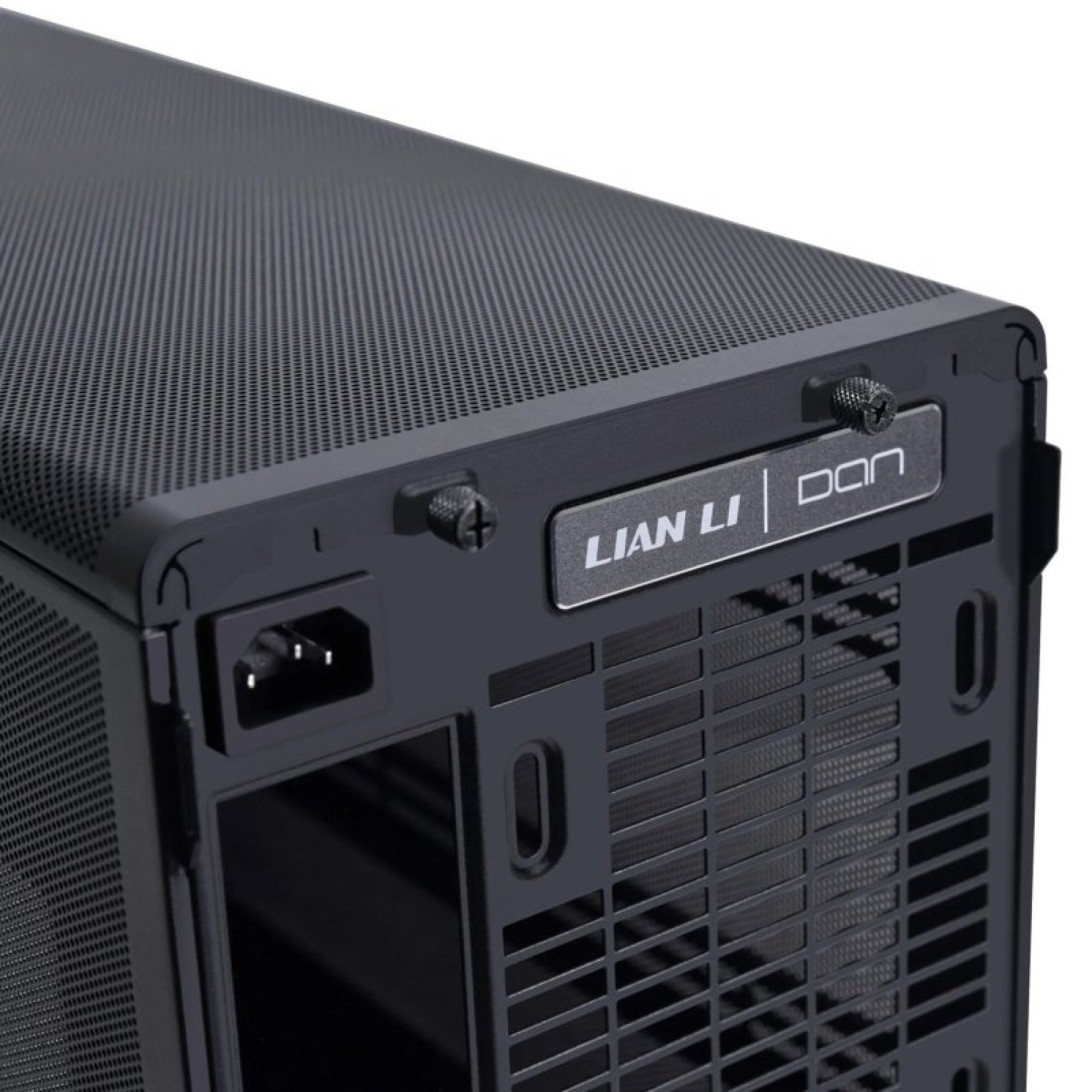Parte trasera de una caja de PC negra Lian Li con enchufe y logotipo.