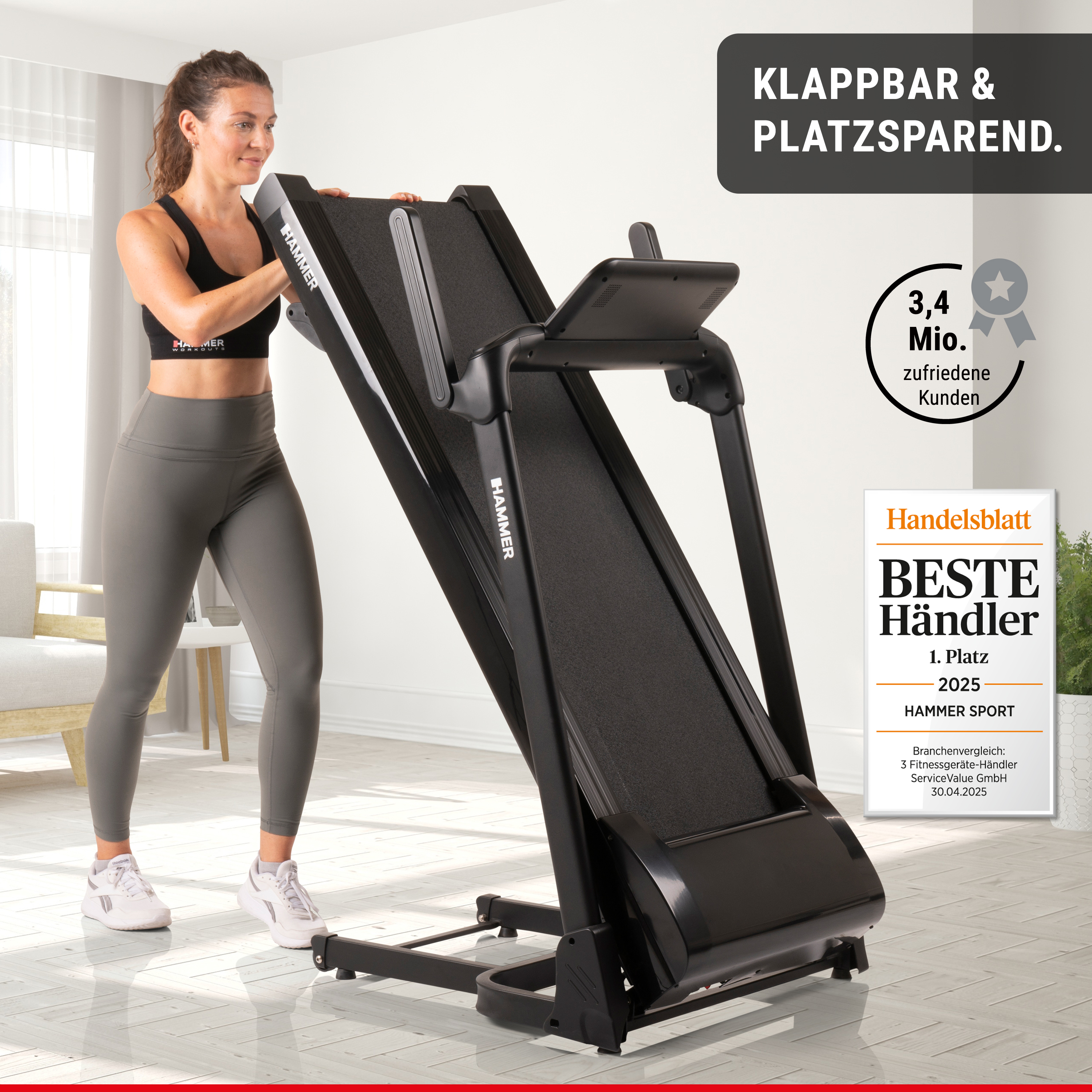 Una donna piega un tapis roulant Hammer nero in una stanza luminosa.
