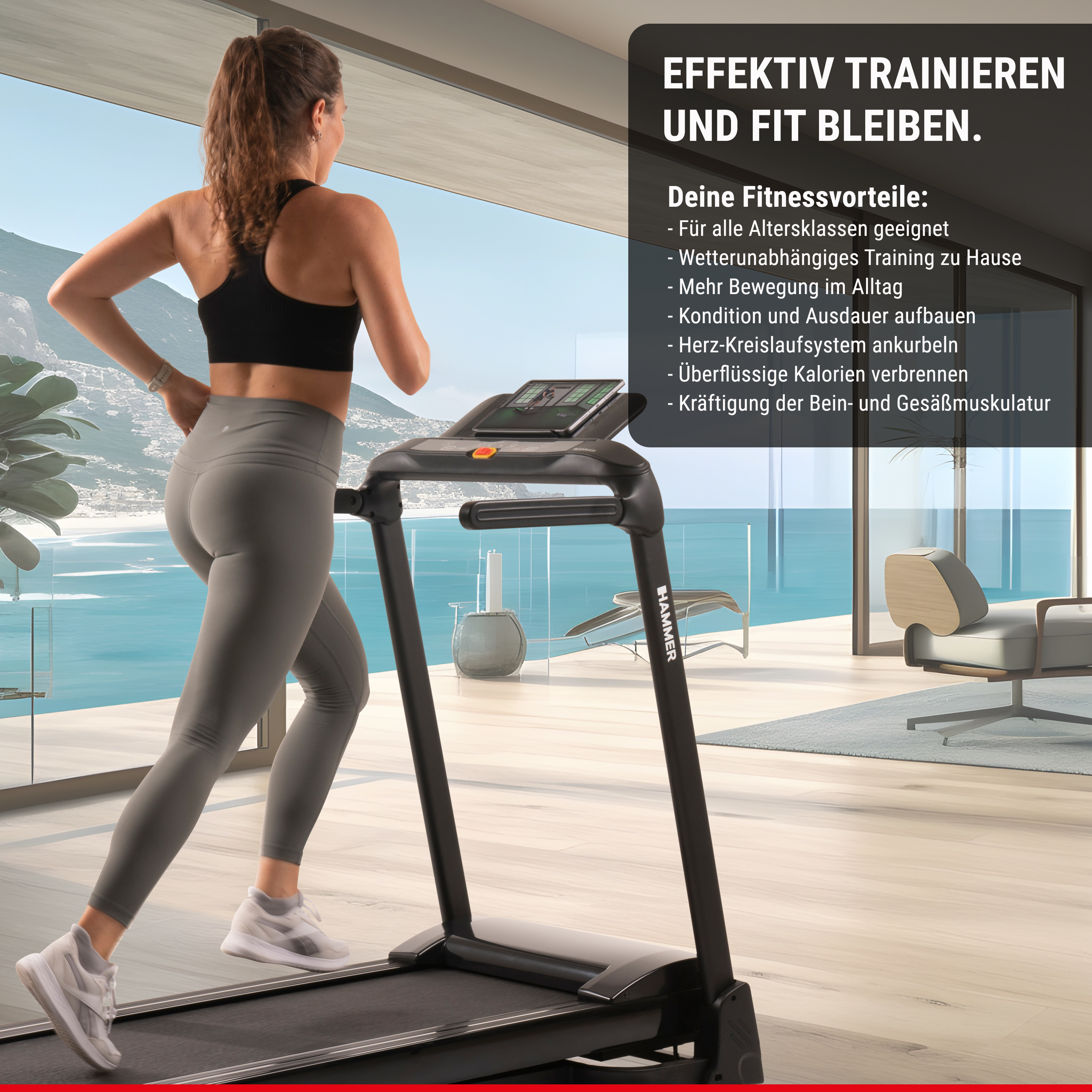 Una donna corre su un tapis roulant davanti a una finestra con vista sul mare e testo promozionale.