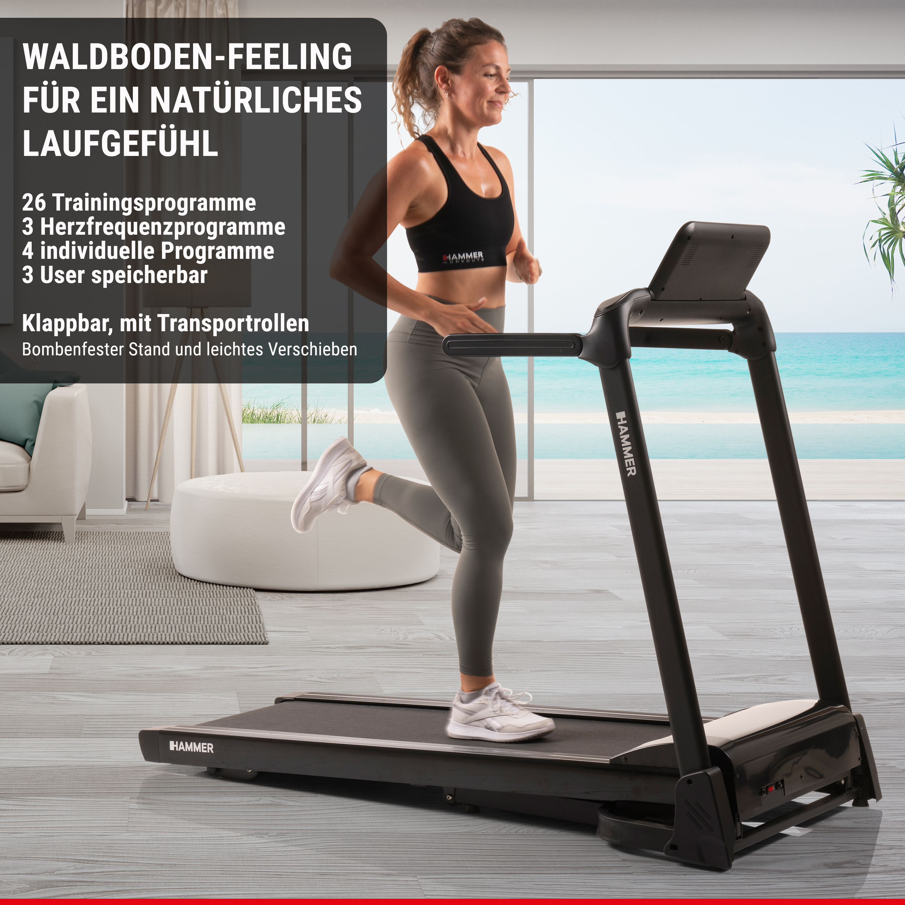Una donna corre su un tapis roulant Hammer in una stanza luminosa con vista mare.