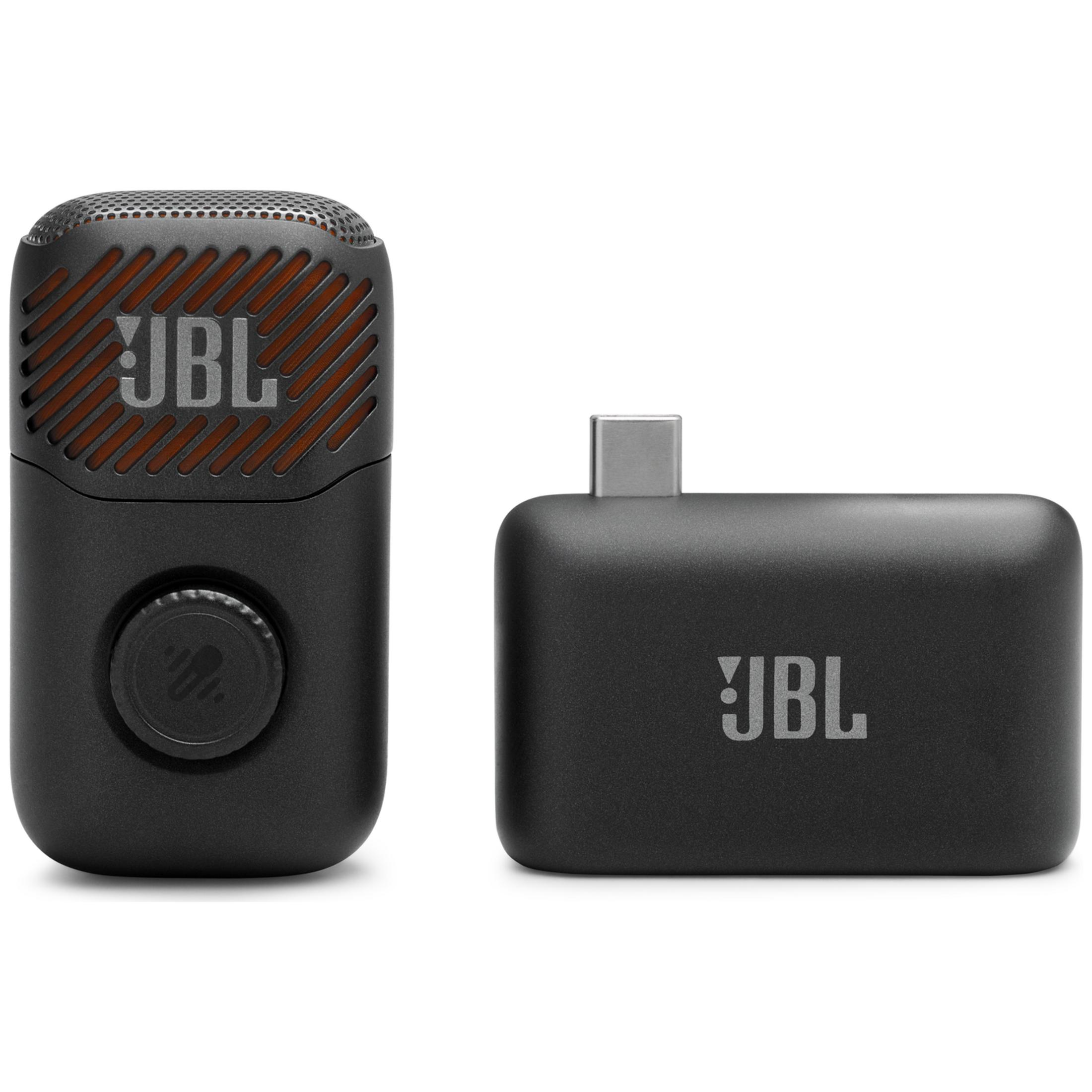 Micrófono inalámbrico negro JBL y receptor con conector USB-C sobre fondo blanco.