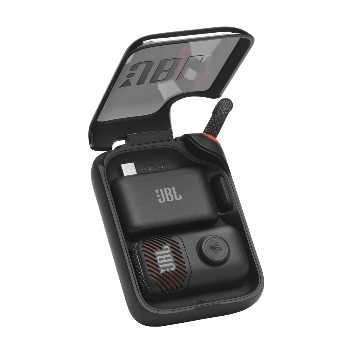 Estuche de carga JBL negro abierto con dos micrófonos inalámbricos y puerto USB-C sobre fondo negro.