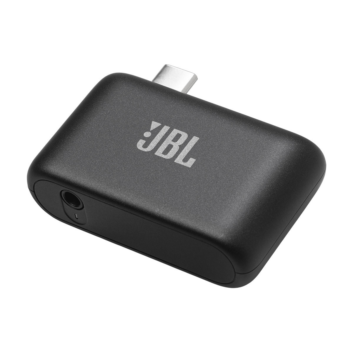 Un receptor de micrófono inalambrico JBL negro con un conector USB-C sobre fondo negro.
