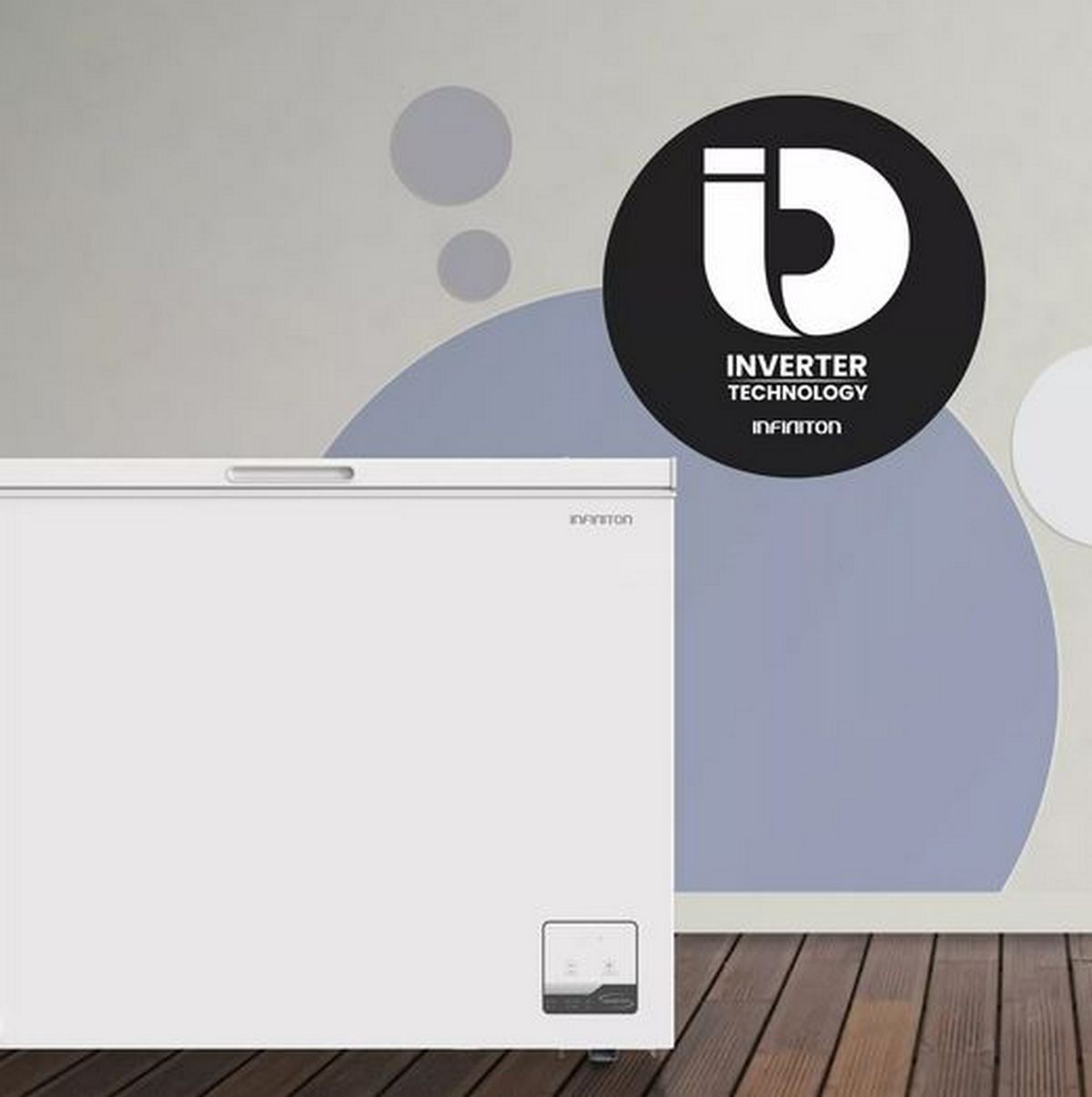 Un arcón congelador blanco sobre suelo de madera ante una pared con logo de tecnología inverter.