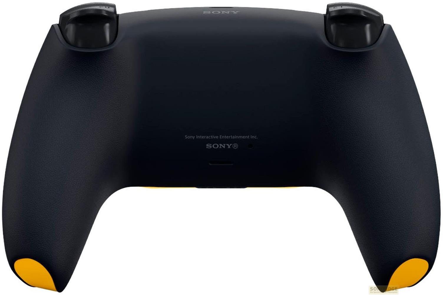 Vista posterior de un mando de videojuegos negro de Sony con detalles amarillos en las empuñaduras.