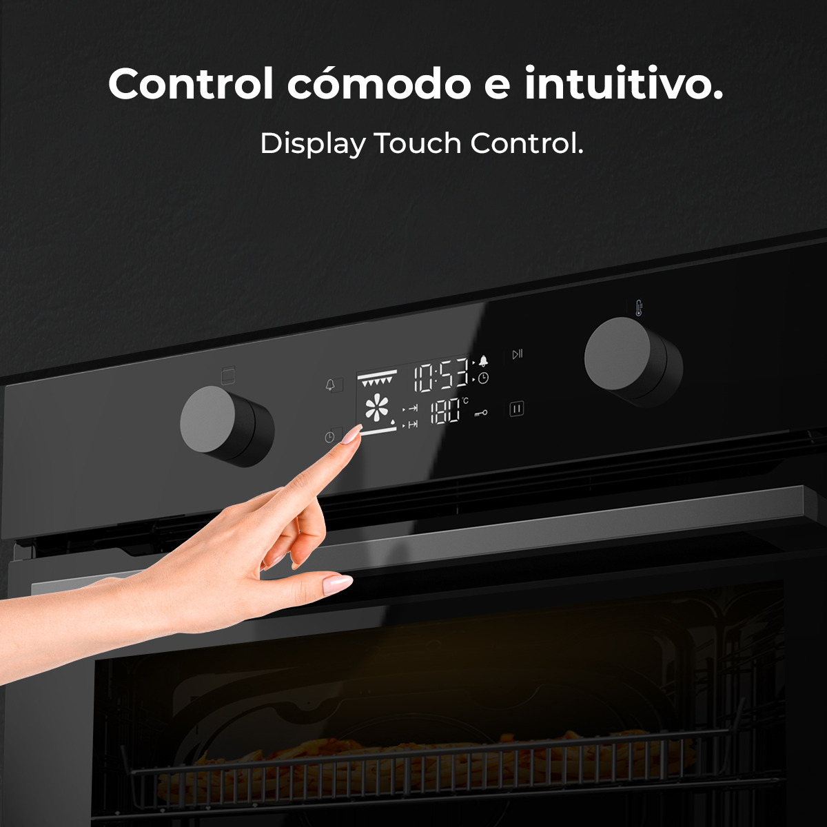 Una mano tocando la pantalla táctil digital de un horno negro con perillas.