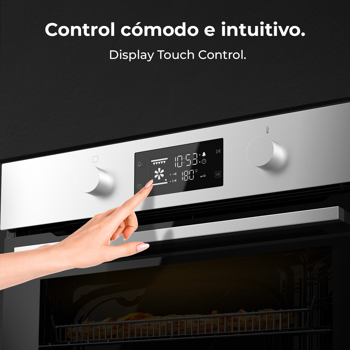 Una mano opera la pantalla táctil de un horno moderno de acero inoxidable con perillas.