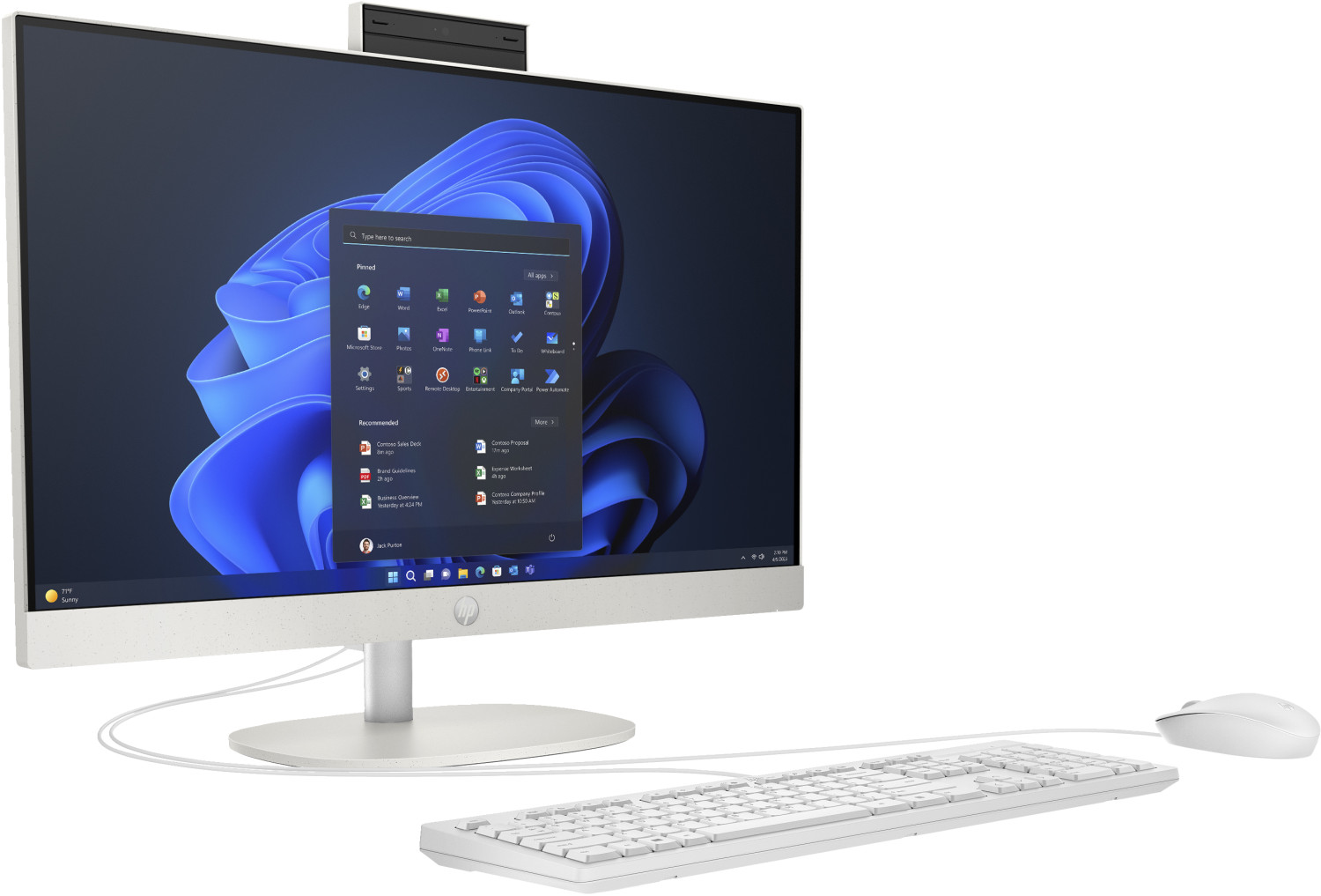Biały komputer stacjonarny typu all-in-one z niebieską tapetą Windows 11, klawiaturą i myszką.