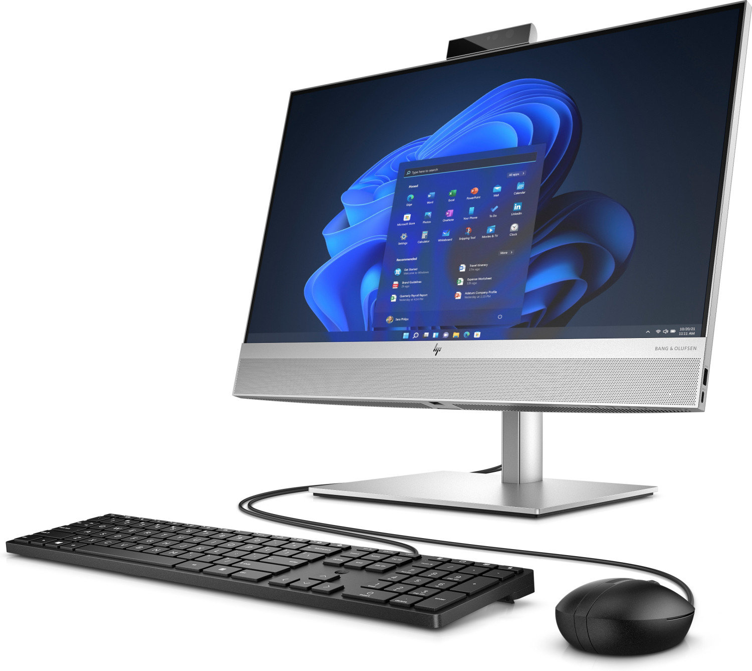 PC all-in-one con supporto argento, schermo Windows 11, tastiera nera e mouse su sfondo bianco.