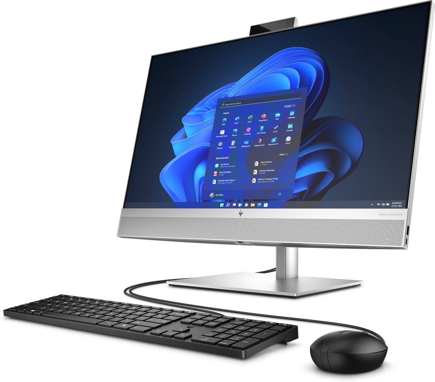 Un PC all-in-one argentato mostra il menu Start di Windows 11, con tastiera e mouse neri.