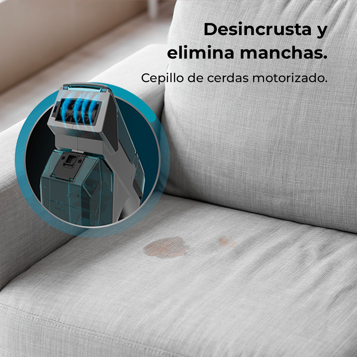 Un sofá gris con una mancha, junto a un círculo que muestra una herramienta de cepillo motorizado.