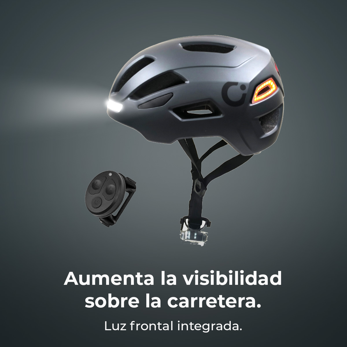 Casco de bicicleta gris con luz frontal integrada y control remoto sobre fondo gris.