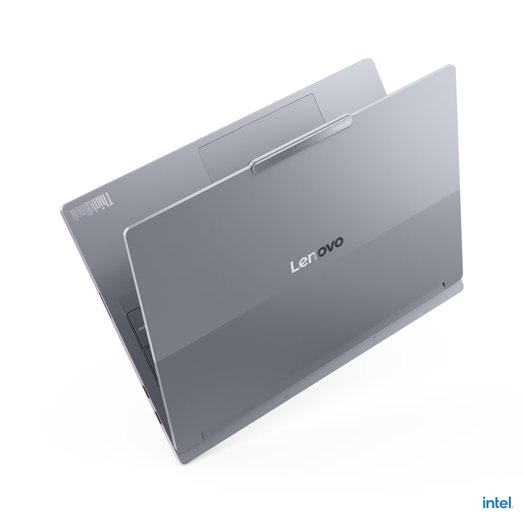 Yukarıdan görülen gümüş renkli bir Lenovo ThinkBook dizüstü bilgisayar, kapalı kapağında Lenovo logosu yer alıyor.