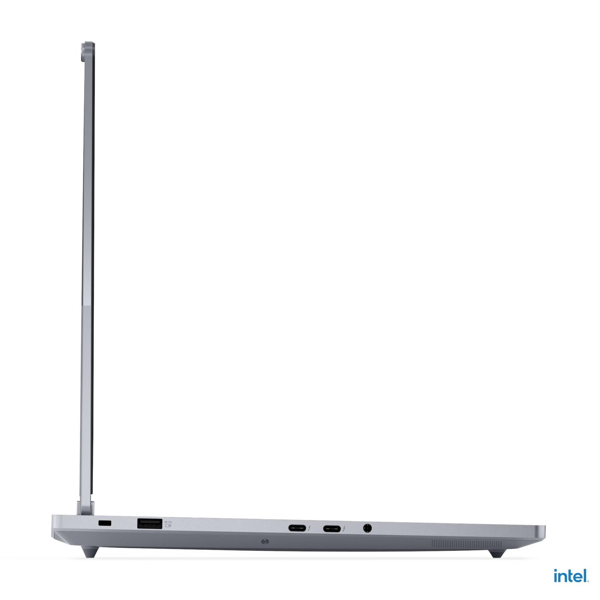 Beyaz arka planda USB ve Thunderbolt bağlantı noktalarını gösteren gümüş dizüstü bilgisayarın yan görünümü.