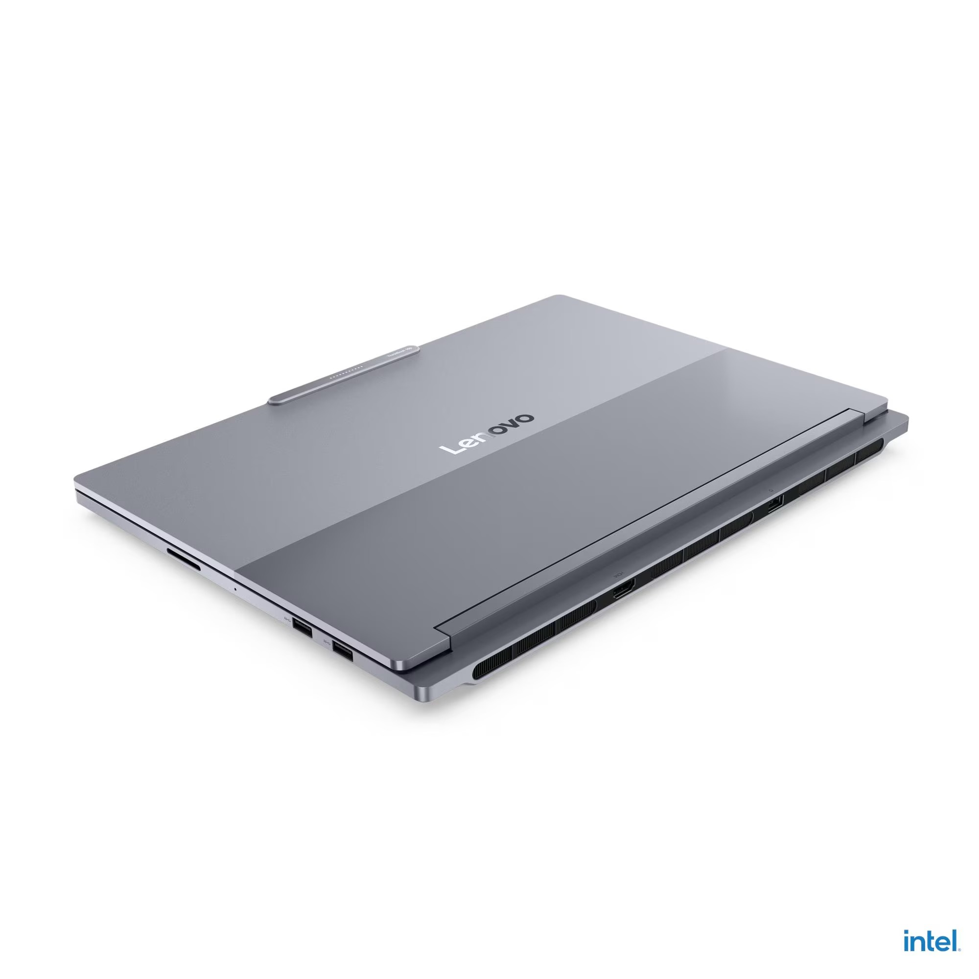 Beyaz arka planda kapalı, gri renkli Lenovo dizüstü bilgisayar, yan bağlantı noktaları ve Lenovo logosu.