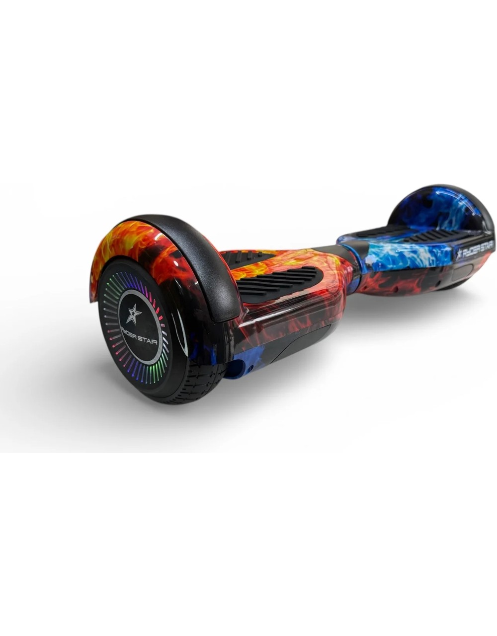 Kırmızı, mavi ve sarı alev desenli, tekerleklerinde LED ışıklar olan beyaz arka planlı bir hoverboard.