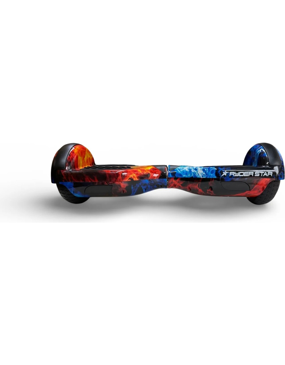 Beyaz bir arka plan üzerinde siyah gövdeye sahip, canlı kırmızı ve mavi alev desenli kendi kendini dengeleyen bir hoverboard.
