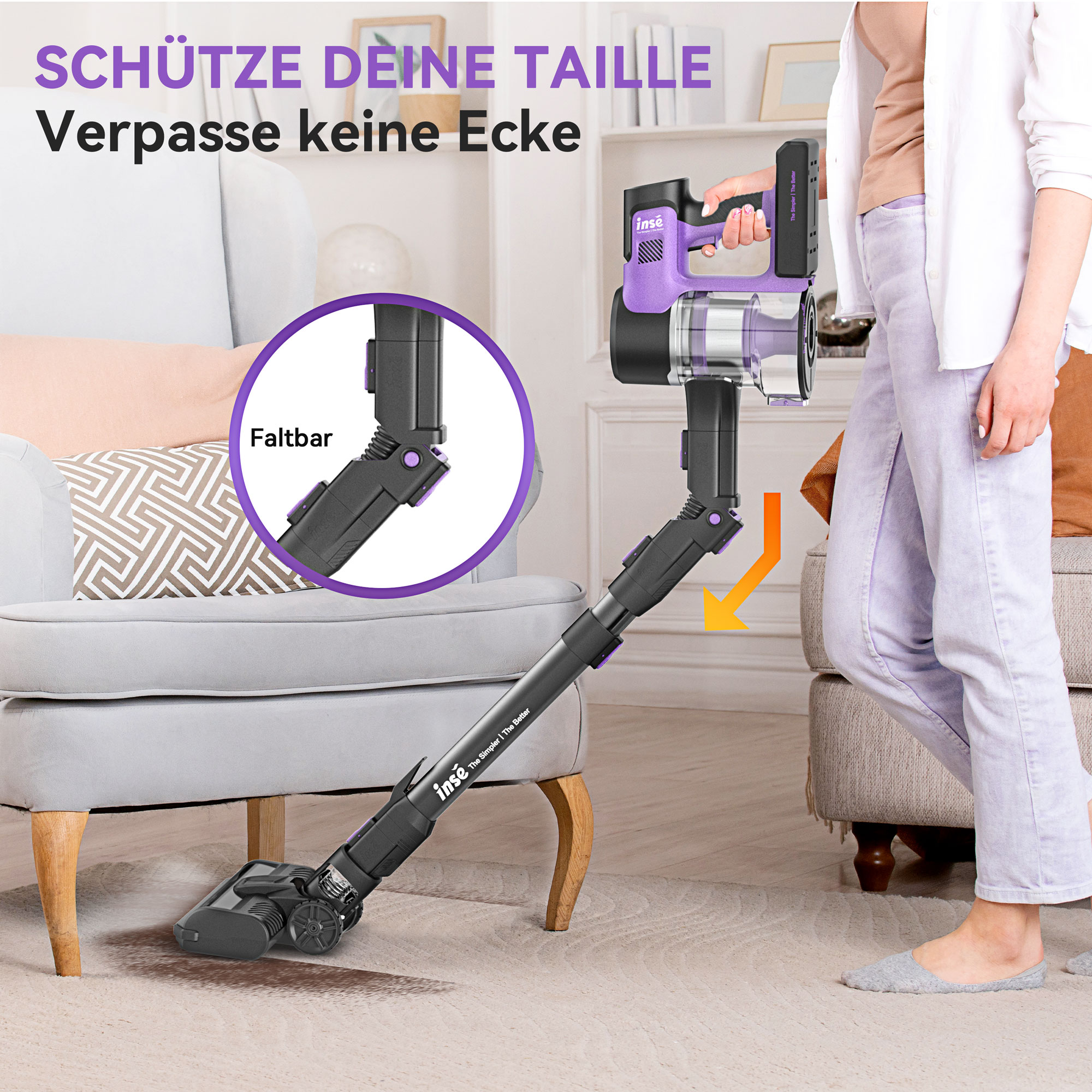 Eine Person nutzt einen lila-schwarzen Akkusauger mit faltbarem Rohr im Wohnzimmer.