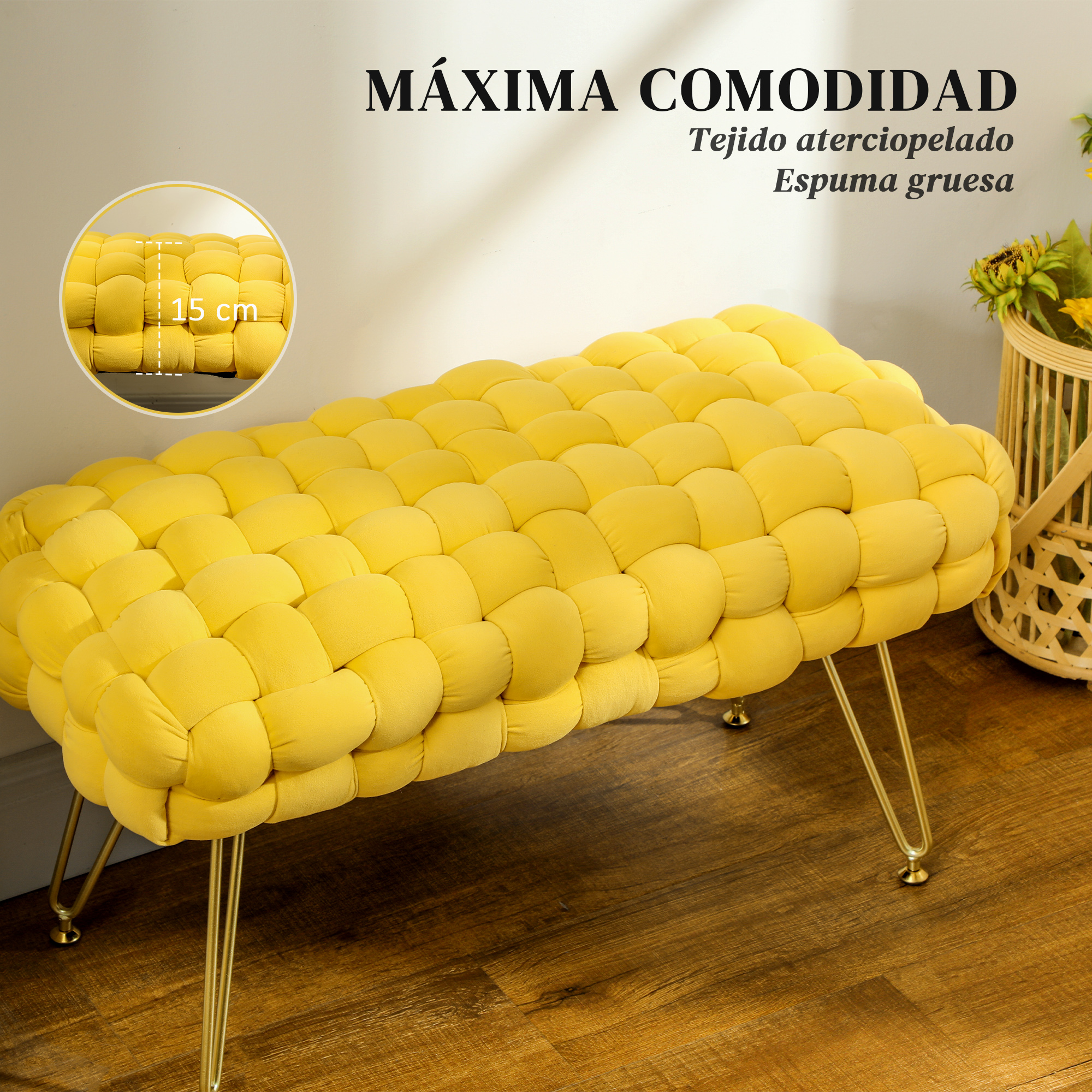 Un banco de terciopelo amarillo capitoné con patas doradas, grosor de 15 cm, sobre suelo de madera.