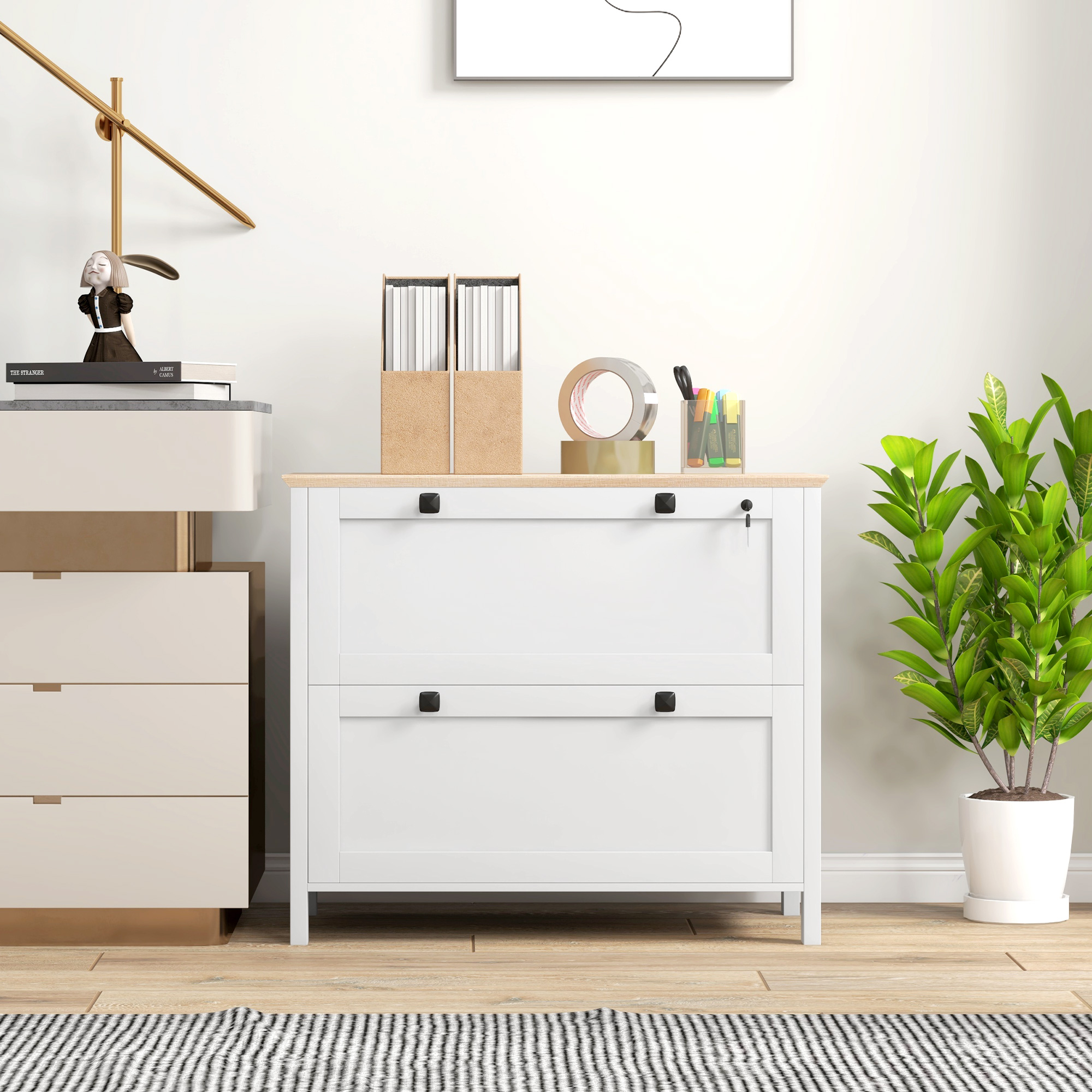Un archivador de madera blanco con dos cajones se encuentra en una habitación luminosa con una planta.