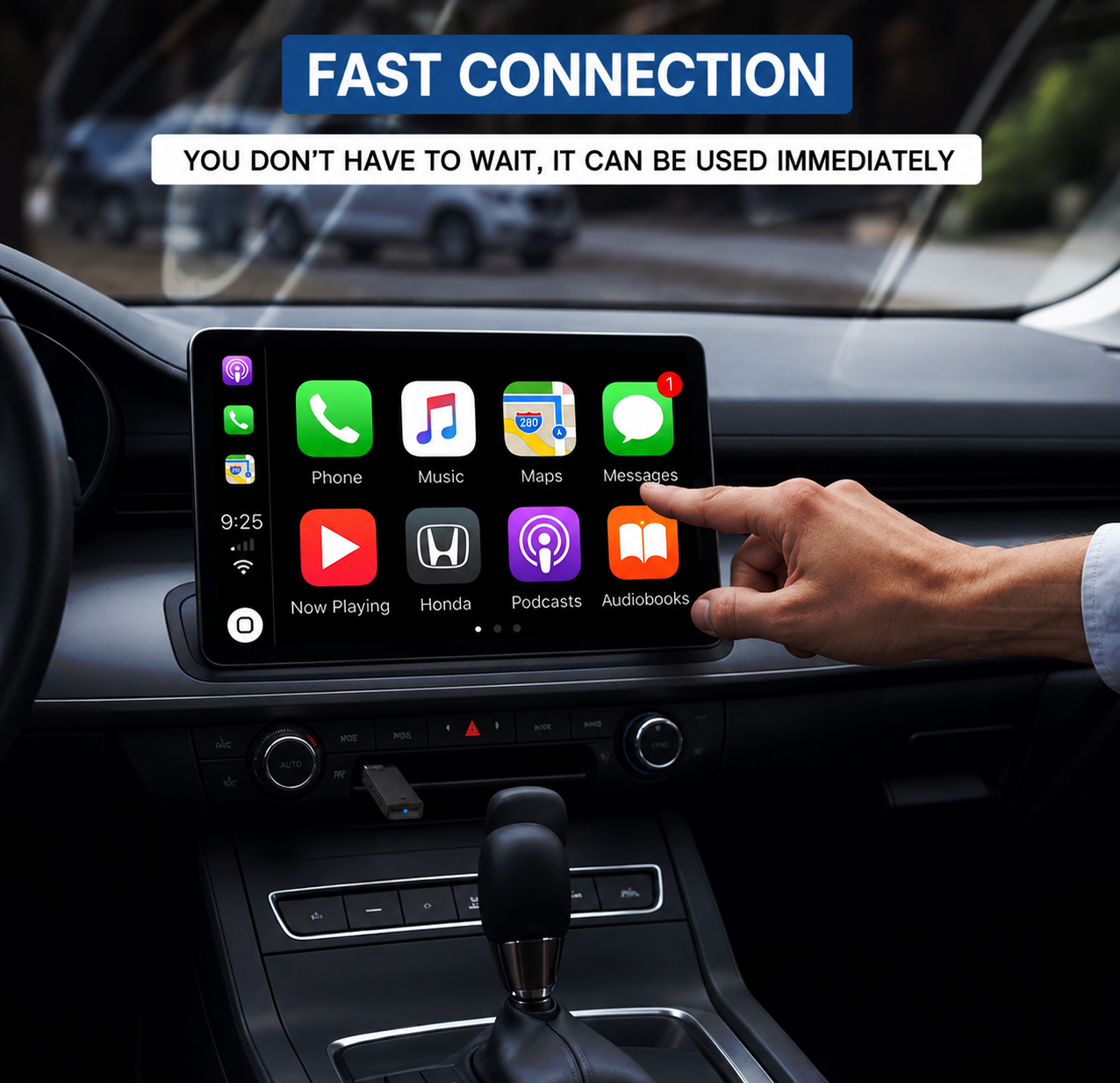 Mano tocando pantalla de infoentretenimiento de auto con iconos de apps.