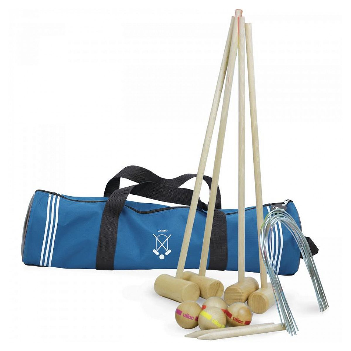 Un set da croquet in legno con mazzuoli, palle colorate, archetti e una borsa blu su sfondo bianco.