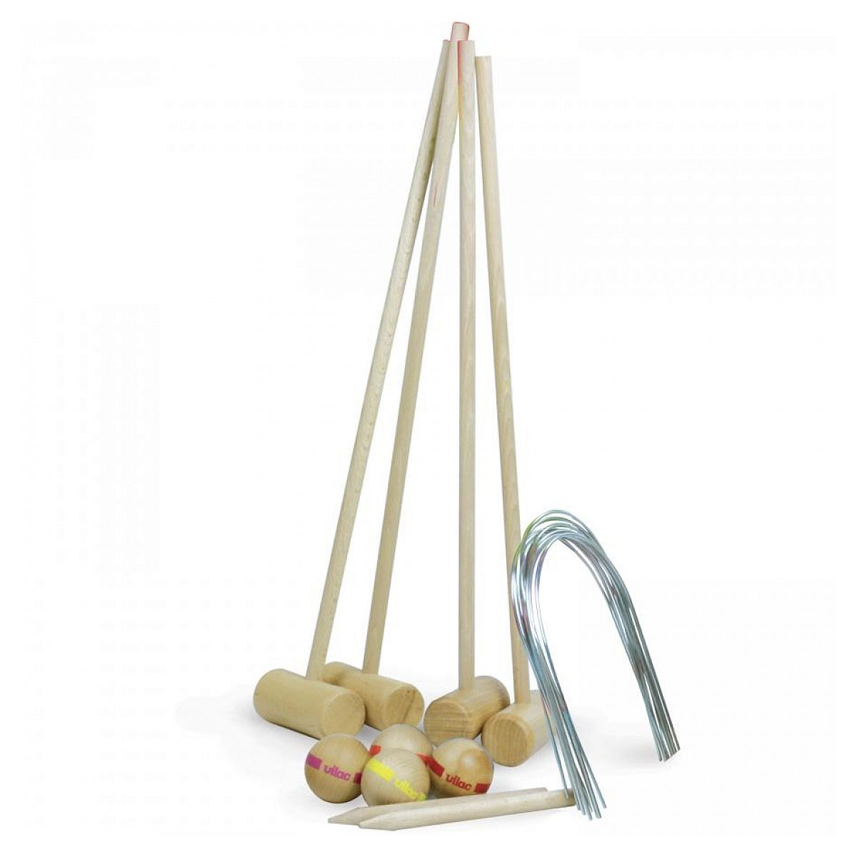 Un set da croquet in legno con mazzuoli, palline colorate e archi di metallo su fondo bianco.