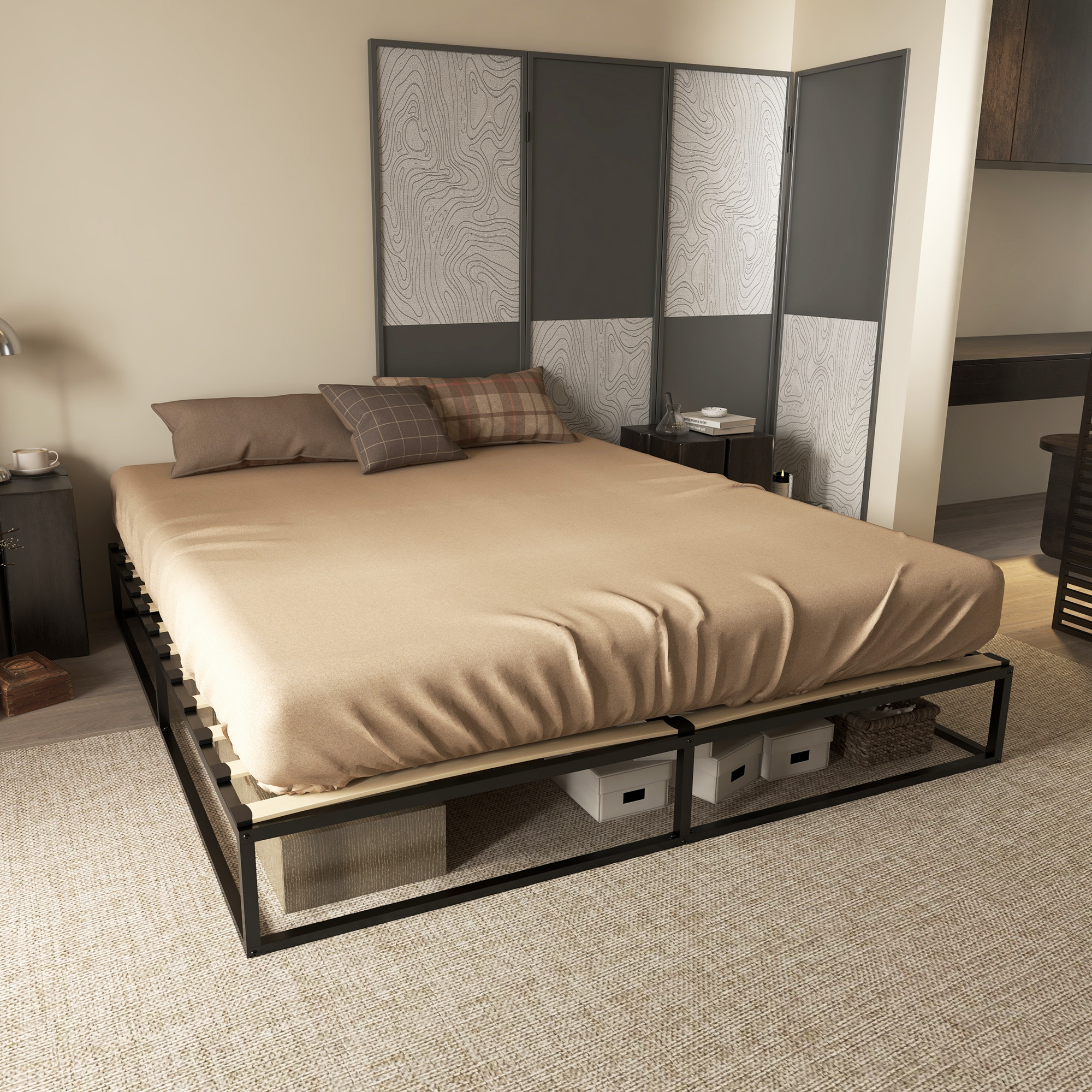 Una cama con marco de metal, ropa de cama beige y almacenamiento se encuentra en una habitación con un biombo.