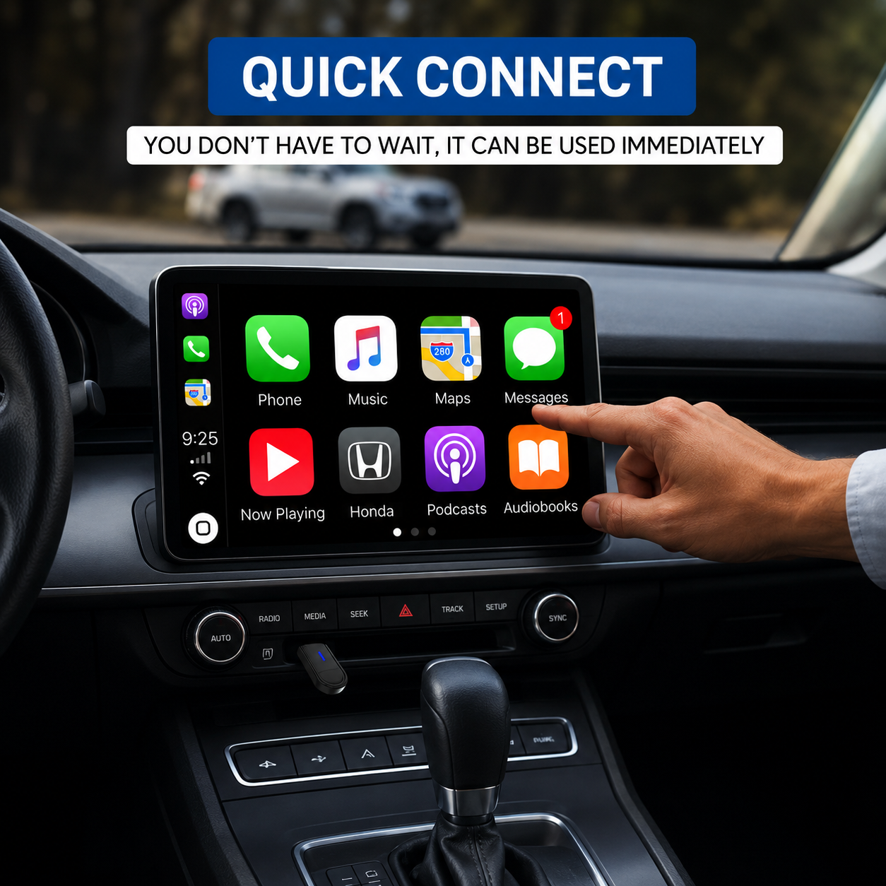 Mano tocando la pantalla del coche que muestra iconos como teléfono y música.
