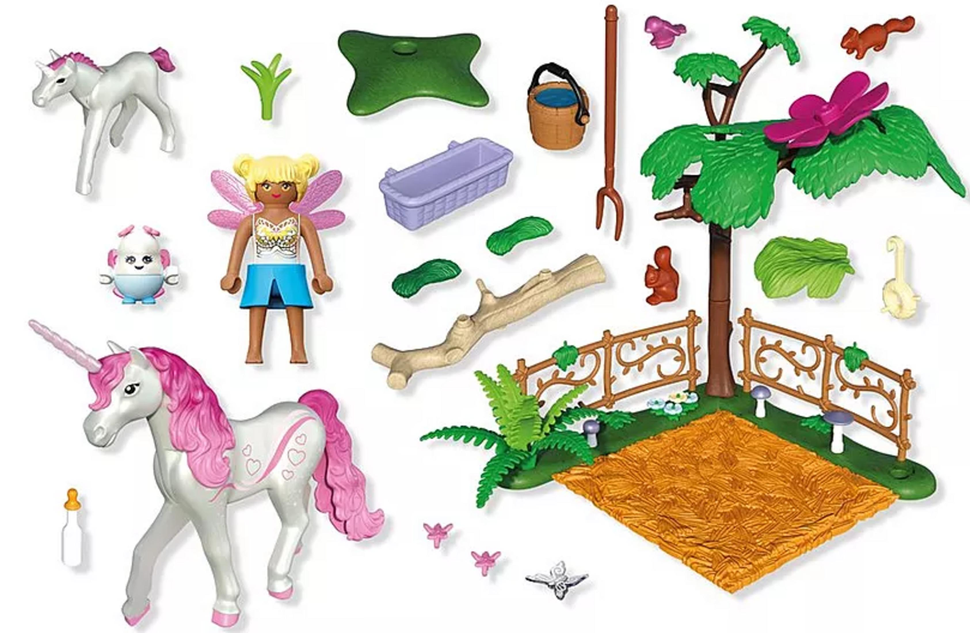 Playmobil-Spielset mit Fee, Einhörnern, Bäumen, Tieren und Zubehör auf weißem Hintergrund.