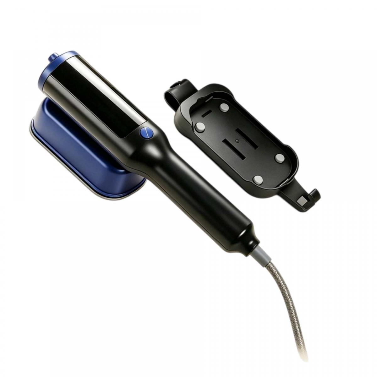 Ein schwarz-blaues Glätteisen liegt auf einer blauen Basis neben seinem schwarzen Holster vor weißem Hintergrund.