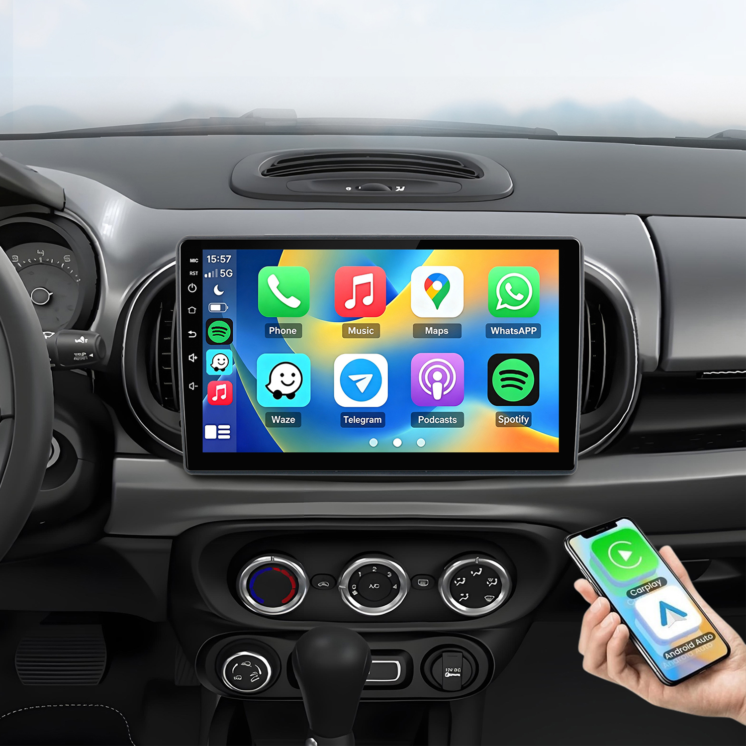 Ein Auto-Armaturenbrett mit einem großen Touchscreen und App-Icons, wobei eine Hand ein Smartphone hält.