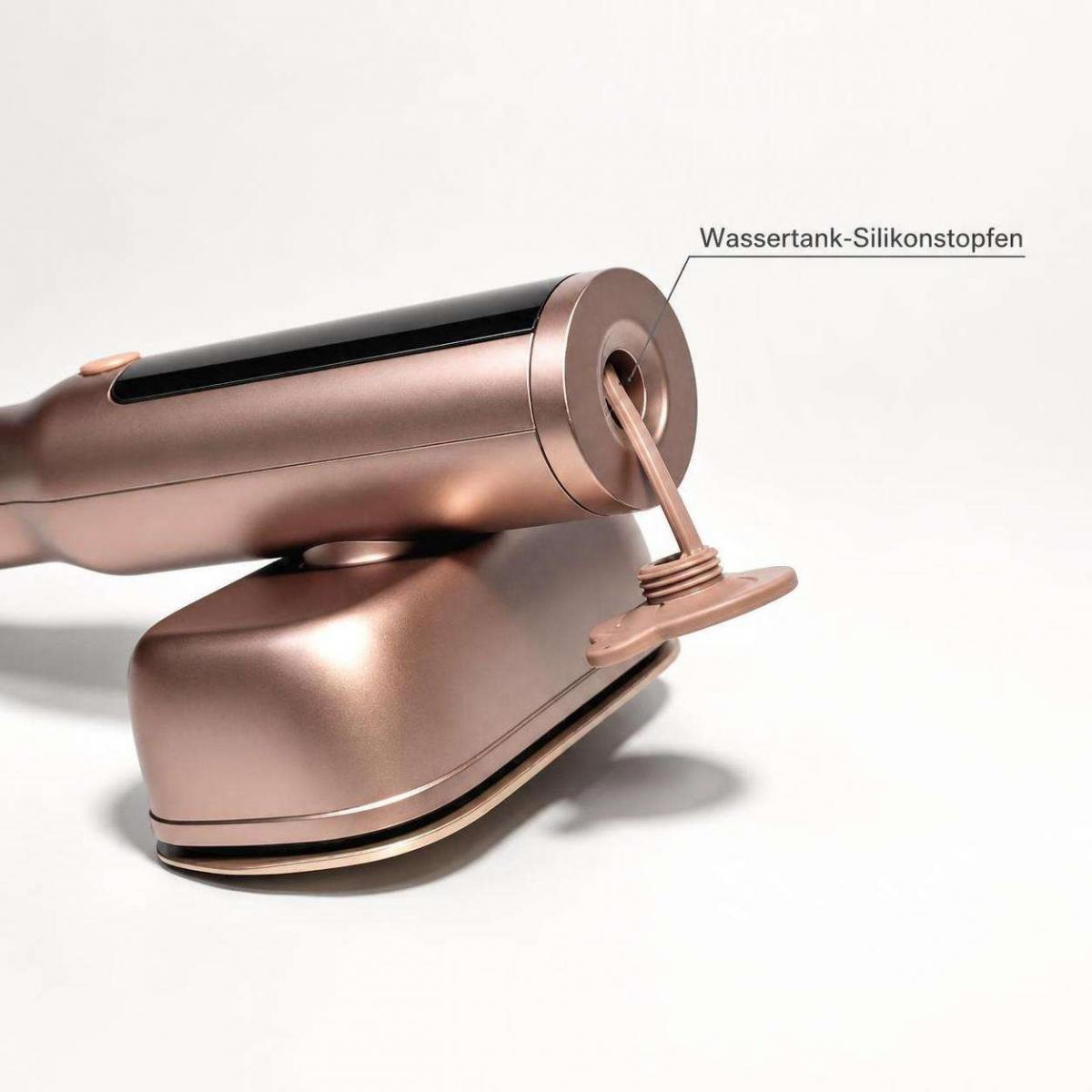 Ein roségoldenes Handdampfbügeleisen mit geöffnetem Silikonstopfen am Wassertank.