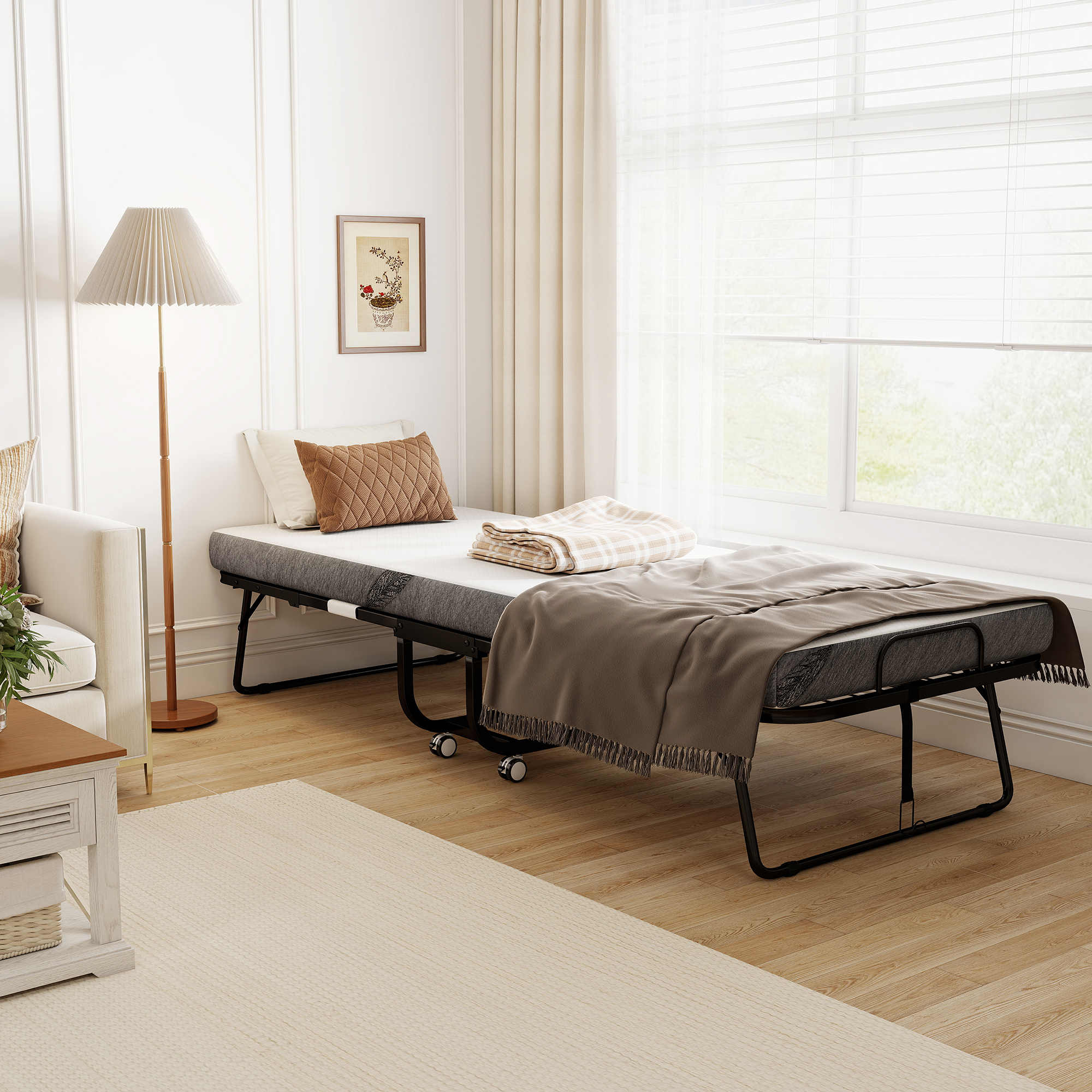 Una cama plegable con almohadas y mantas se encuentra junto a la ventana en una habitación luminosa.