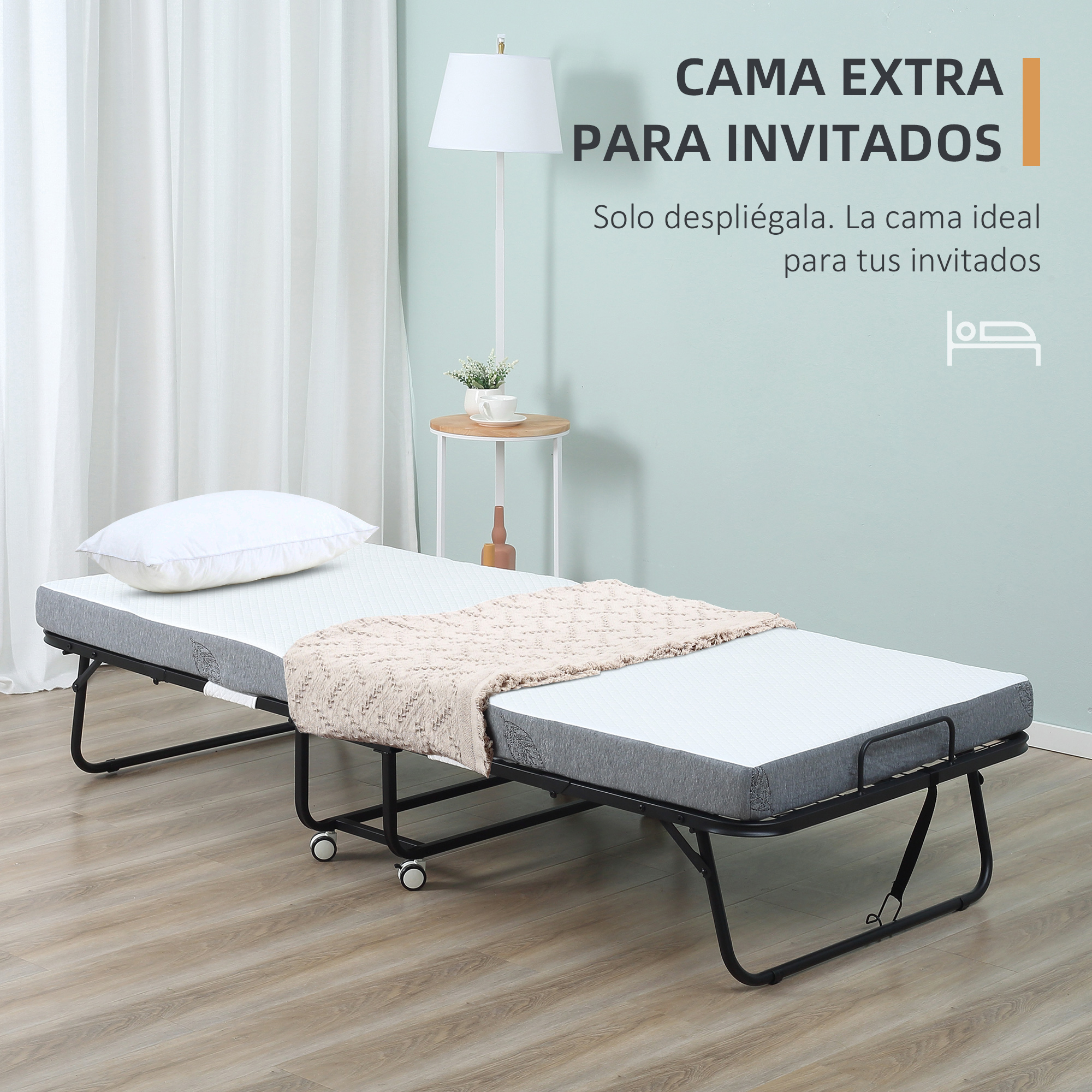 Cama plegable para invitados con almohada y manta en una habitación con cortina blanca y lámpara.