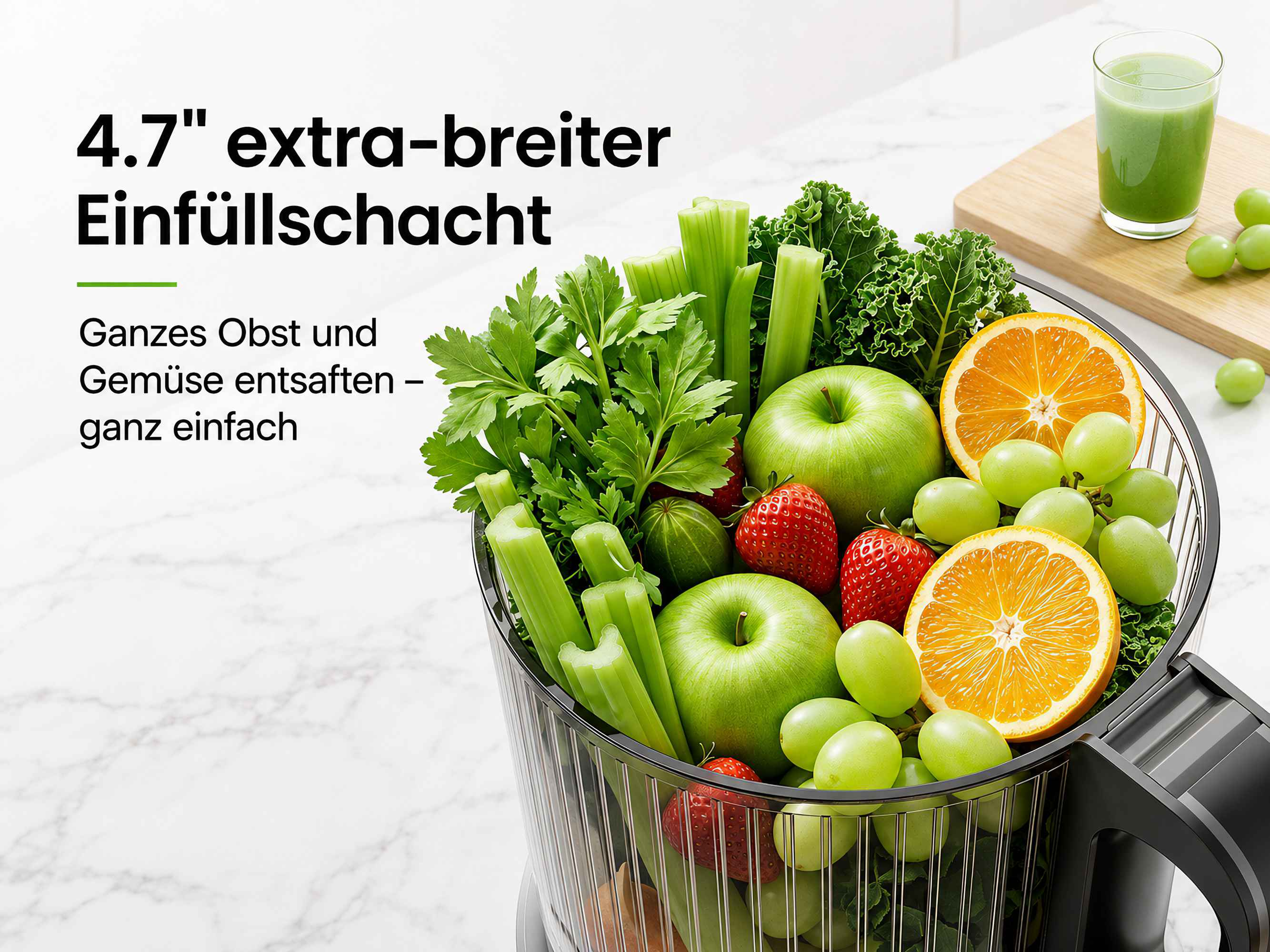 Frisches Obst und Gemüse wie Äpfel, Orangen, Erdbeeren, Weintrauben und Sellerie in einem Entsafter.