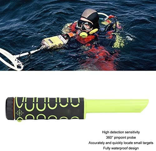 Ein Taucher sucht im Wasser nach Metallen mit einem Pinpointer-Detektor.