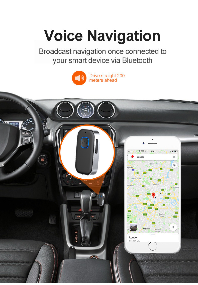 Ein Auto-Innenraum mit einem Bluetooth-Adapter und einem Smartphone, das eine Navigationskarte zeigt.