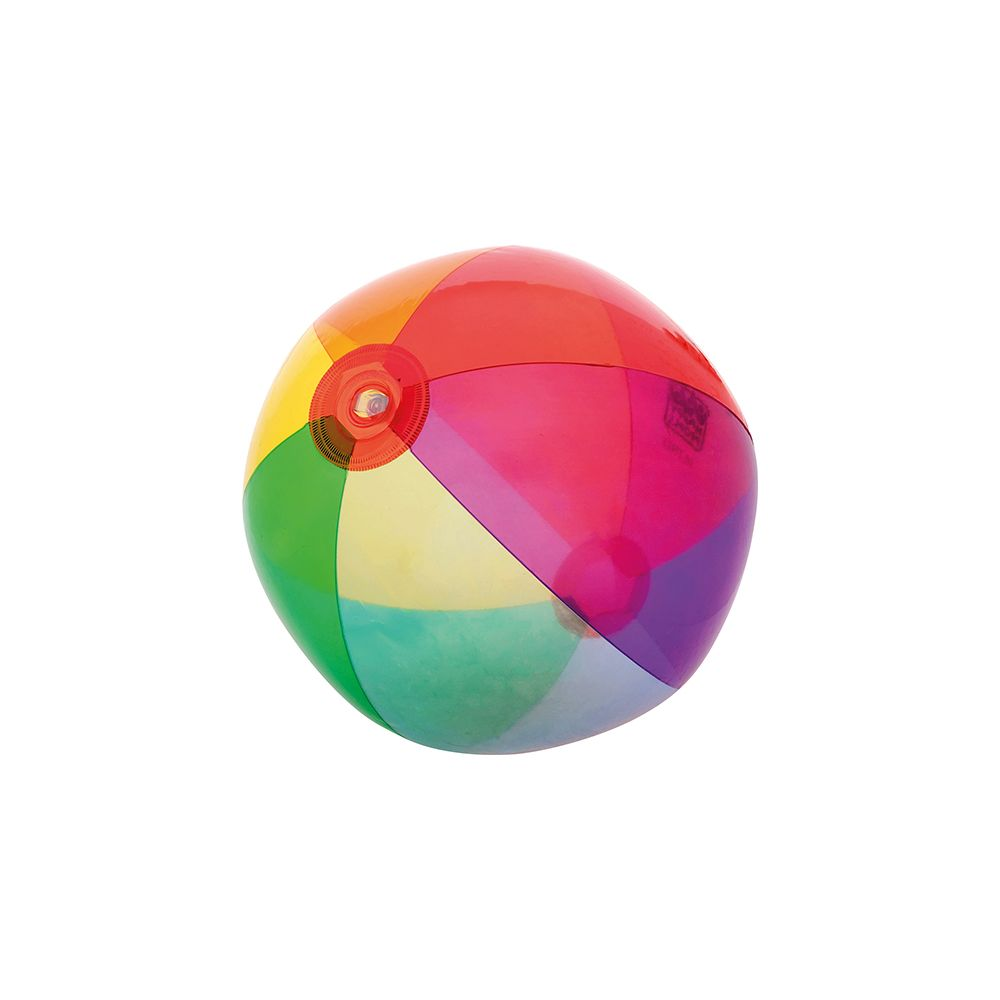 Ein bunter, transparenter Strandball mit rot, gelb, grün und lila farbenen Segmenten vor weißem Hintergrund.