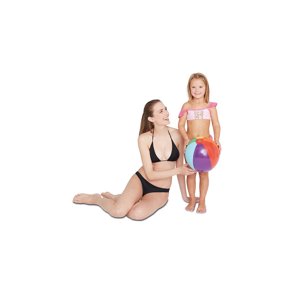 Eine sitzende Frau im schwarzen Bikini und ein stehendes Kind im rosa Bikini halten gemeinsam einen bunten Ball.