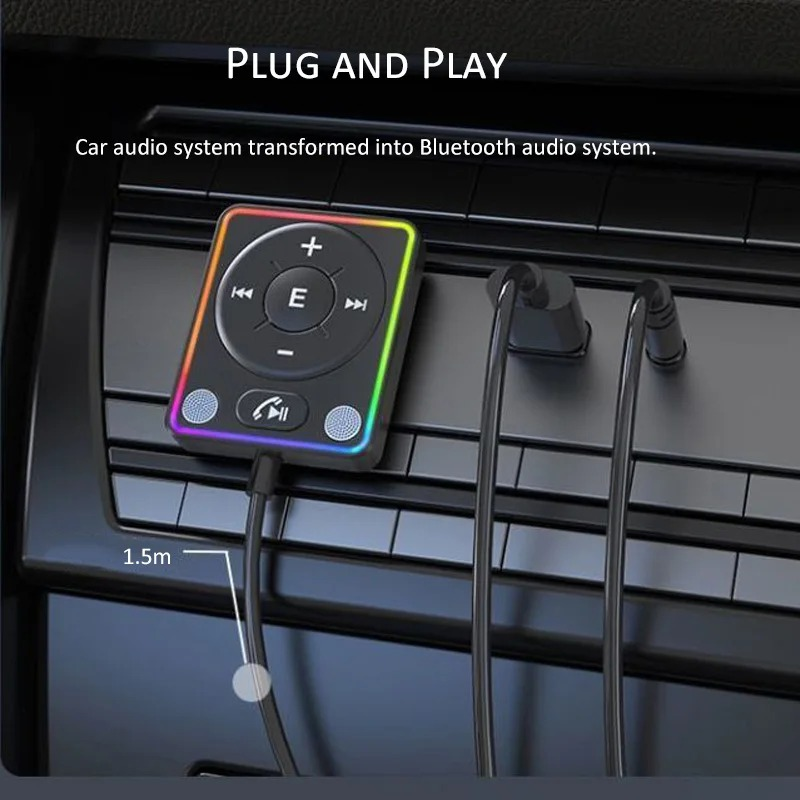 Ein Bluetooth-Audio-Empfänger für Autos mit bunten Lichtern, Kabeln und Bedienknöpfen auf dem Armaturenbrett.