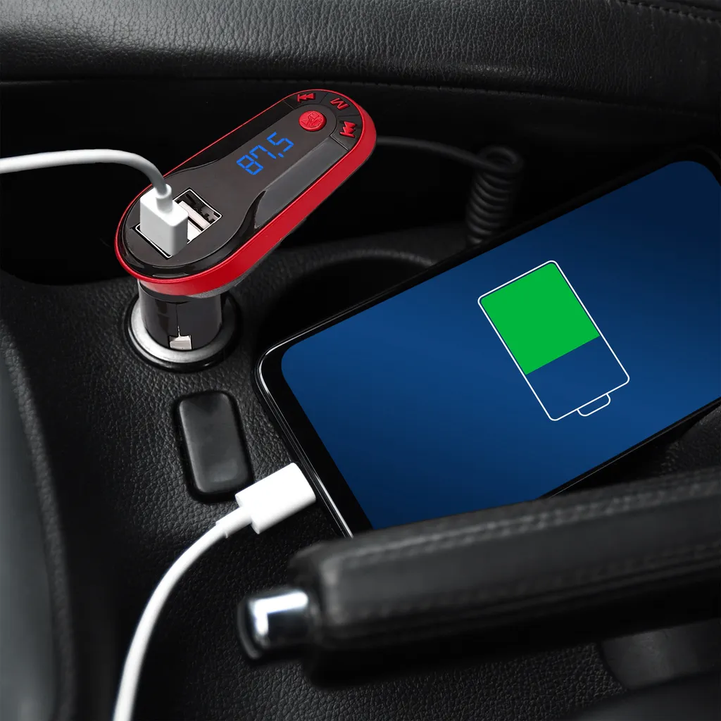 Ein roter FM-Transmitter und ein Smartphone mit Ladebannner in einer Auto-Mittelkonsole.