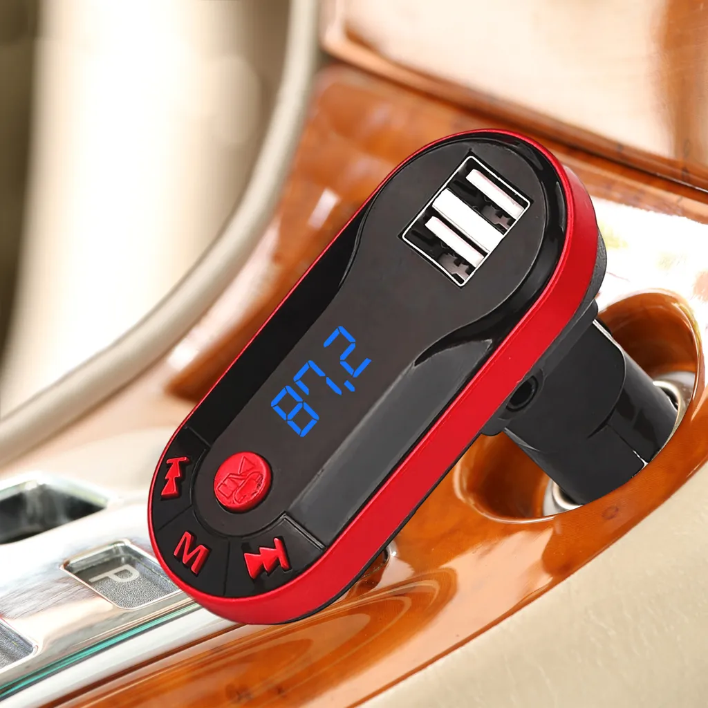Ein rot-schwarzer FM-Transmitter mit USB-Anschlüssen und digitalem Display steckt im Auto.