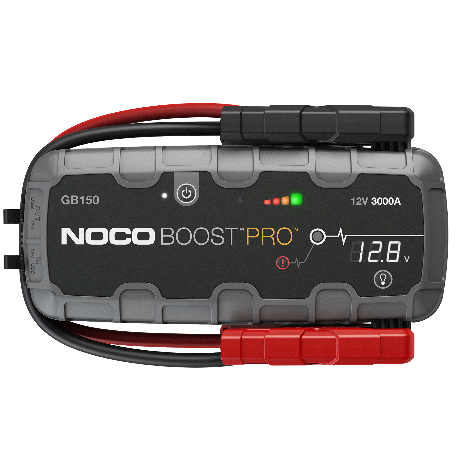 NOCO Boost Pro GB150 Starthilfegerät mit angeschlossenen roten und schwarzen Klemmen und digitaler Anzeige.